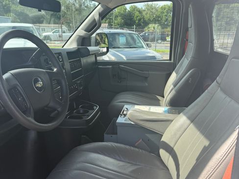 Used 2018 Chevrolet Express 2500 RWD image 10