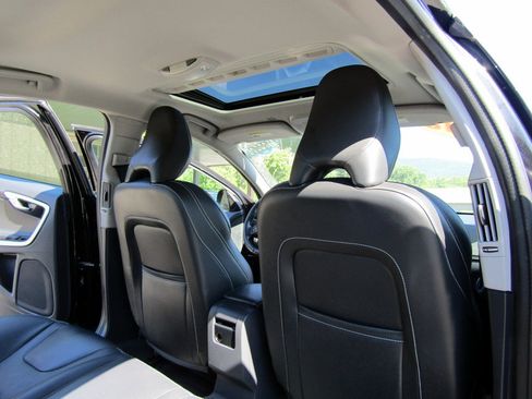 Used 2018 Volvo S60 T5 Dynamic AWD image 24