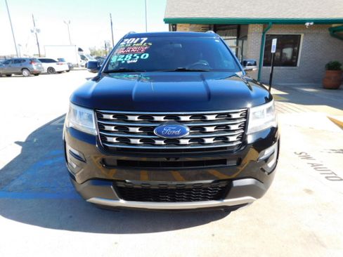 Used 2017 Ford Explorer XLT image 3