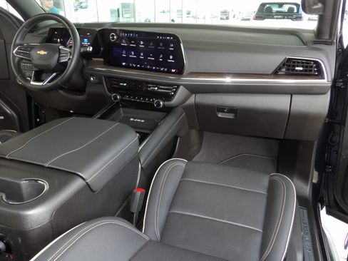 Used 2025 Chevrolet Suburban 2WD Premier image 5