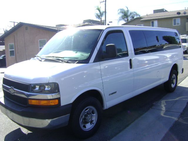 Used 2005 Chevrolet Express 3500 Extended RWD image 4