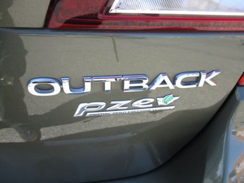 Used 2017 Subaru Outback 2.5i Premium Wagon 4D AWD/4WD image 9