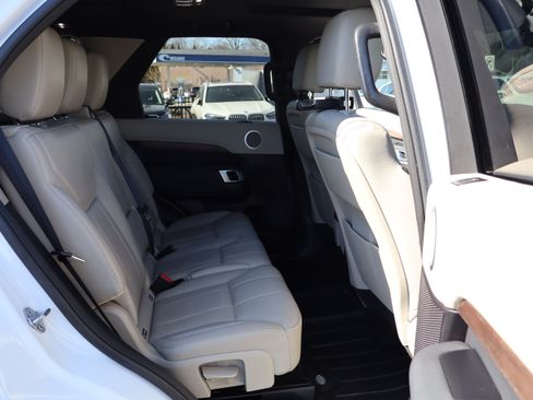 Used 2018 Land Rover Discovery HSE image 16