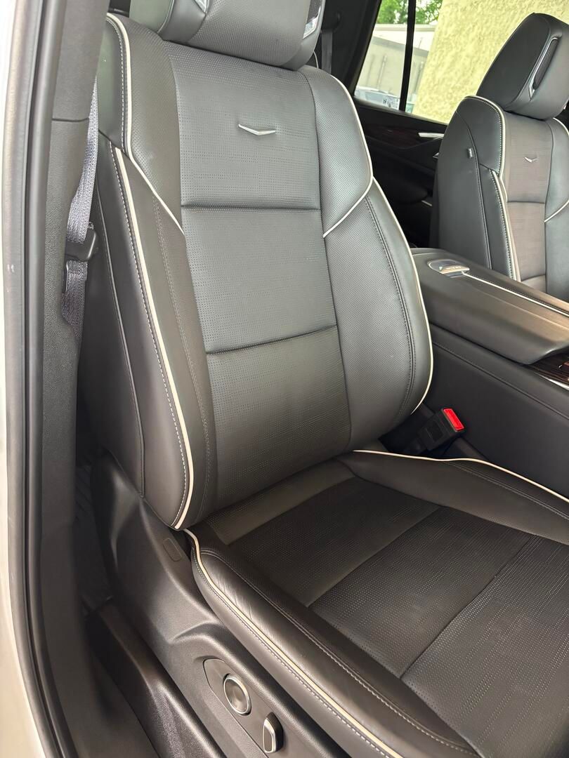 Used 2024 Cadillac Escalade 4WD Premium Luxury image 14