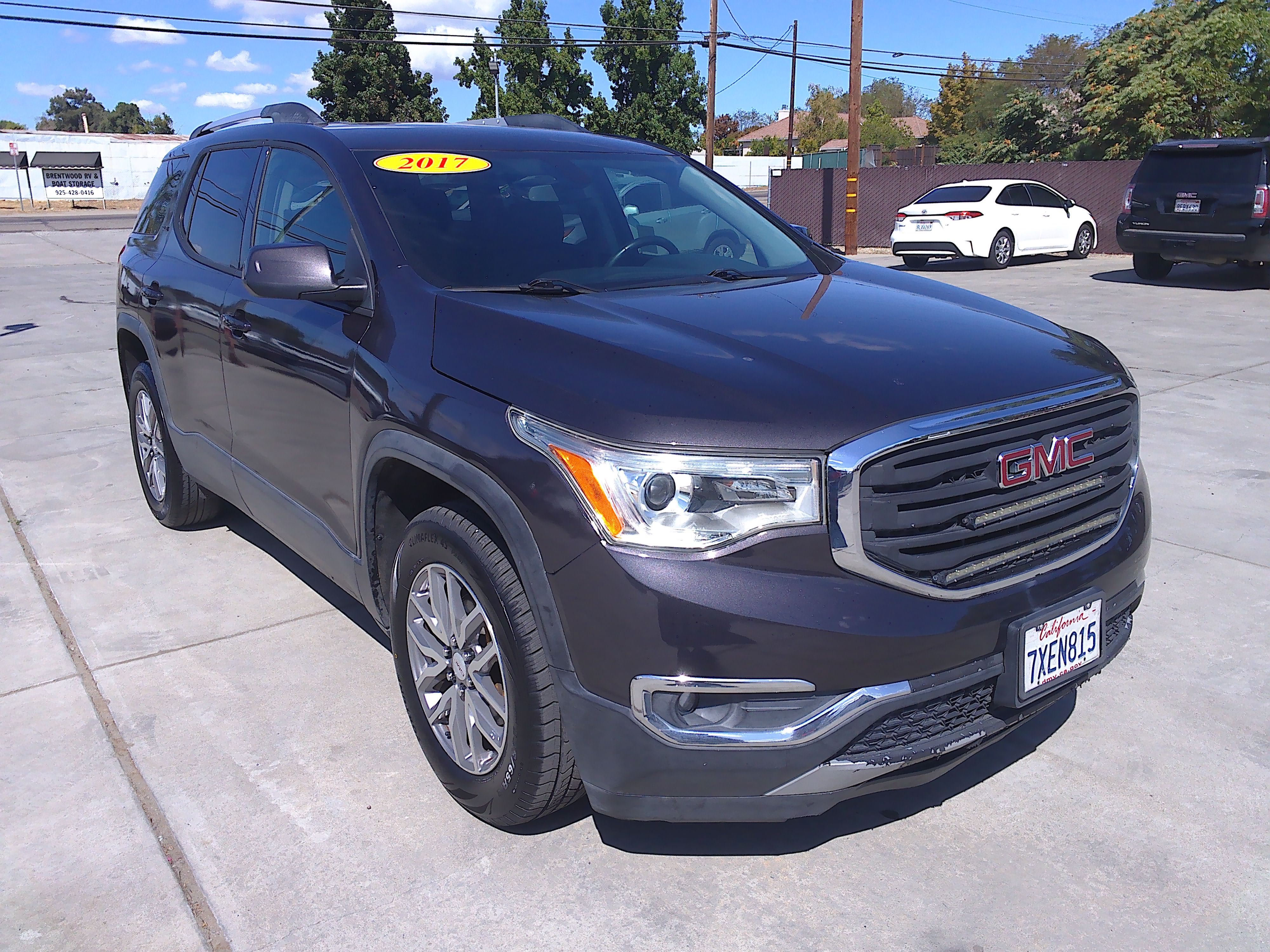 Used 2017 GMC Acadia SLE FWD image 1