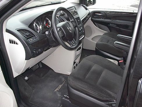 Used 2016 Dodge Grand Caravan SE image 12