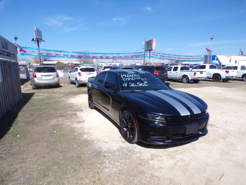 Used 2019 Dodge Charger SXT image 2