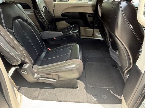 Used 2020 Chrysler Voyager LXi image 16