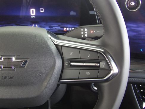 Used 2025 Chevrolet Suburban Z71 image 30