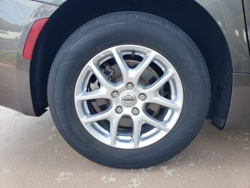 Used 2023 Chrysler Voyager LX image 8