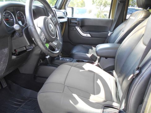 Used 2013 Jeep Wrangler 4WD Unlimited Sahara image 9