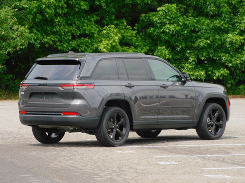 Used 2023 Jeep Grand Cherokee 4WD Laredo image 9
