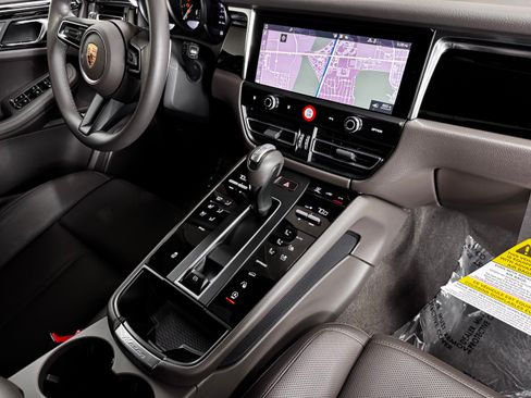 Used 2025 Porsche Macan AWD/4WD image 34