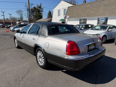 Used 2005 Lincoln Town Car Signature image 28