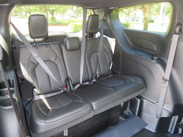 Used 2027 Chrysler Pacifica Select FWD image 23