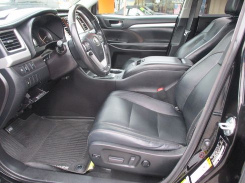 Used 2018 Toyota Highlander XLE image 18