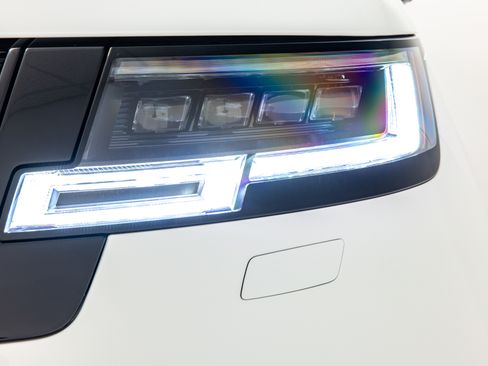Used 2025 Land Rover Range Rover Long Wheelbase SE image 11