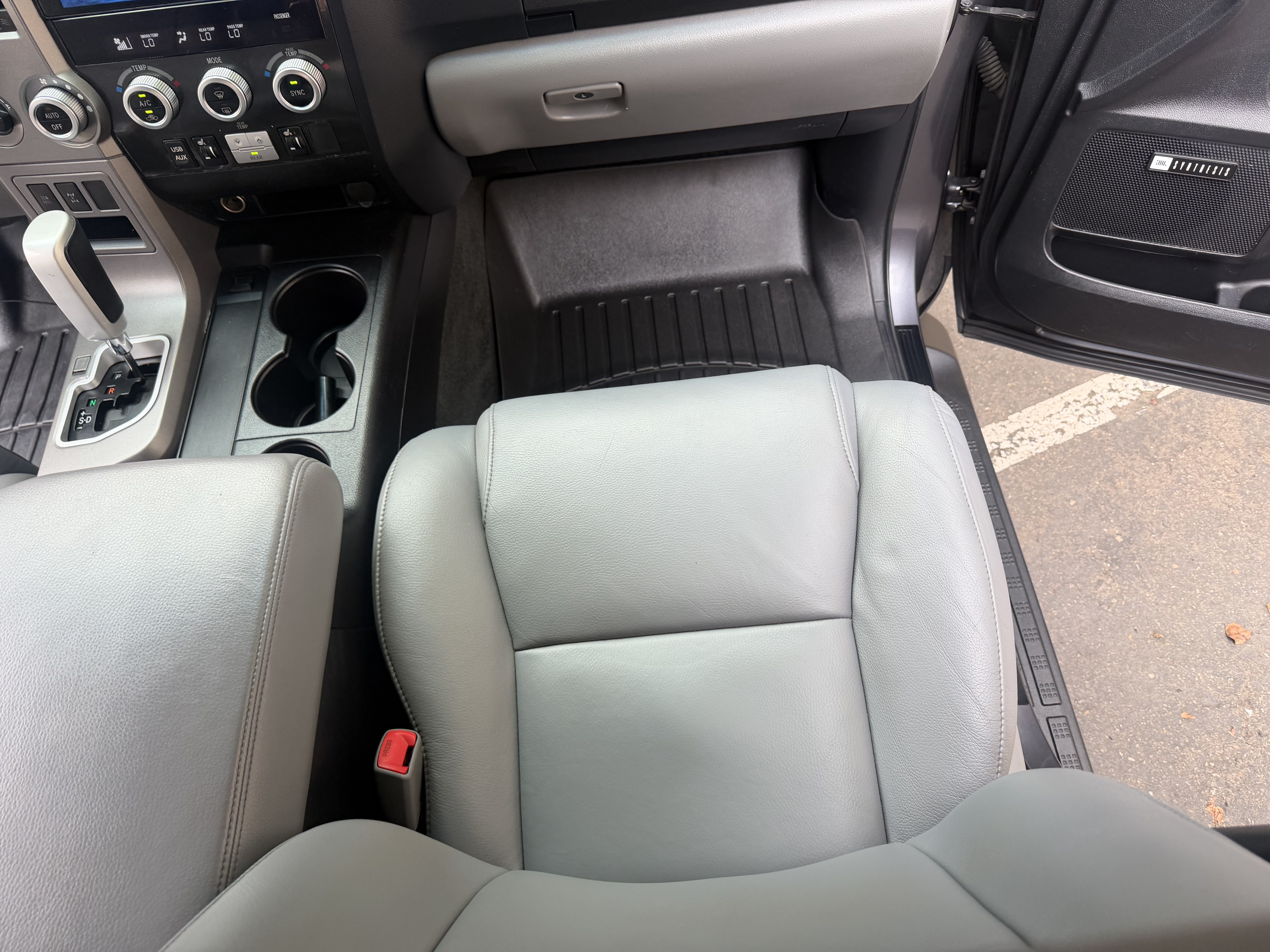 Used 2014 Toyota Sequoia 4WD Limited image 28