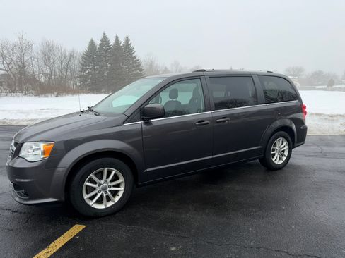 Used 2019 Dodge Grand Caravan SXT image 2