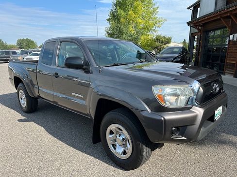 Used 2013 Toyota Tacoma 4x4 Access Cab image 2