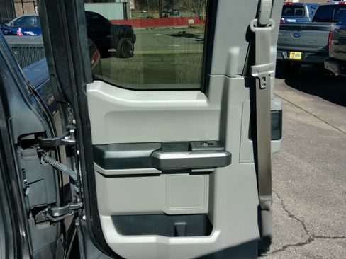 Used 2015 Ford F150 XLT image 31