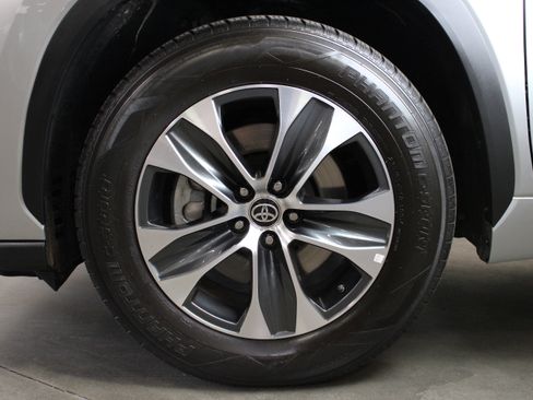 Used 2023 Toyota Highlander XLE image 11