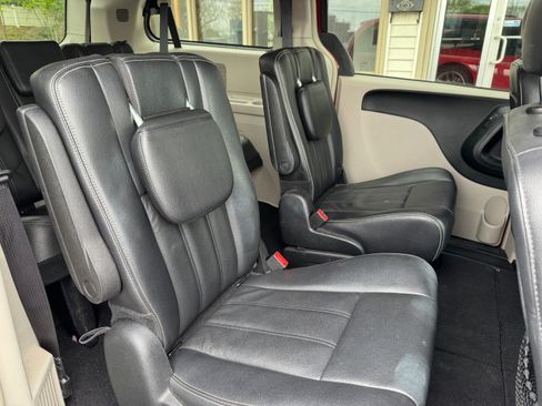 Used 2014 Chrysler Town & Country Touring FWD image 18