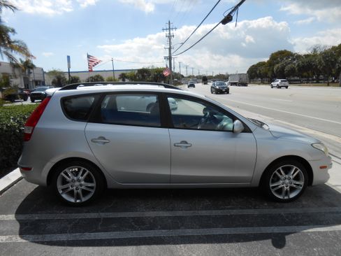 Used 2010 Hyundai Elantra Touring SE image 5