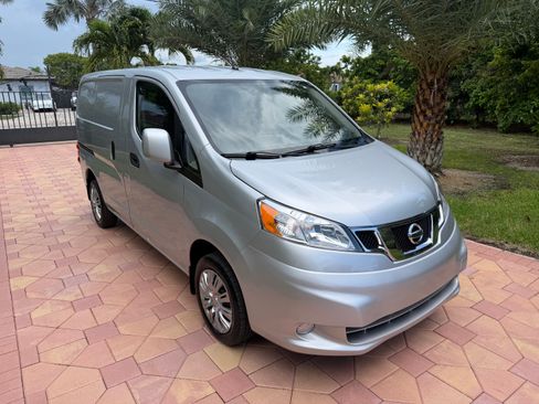 Used 2017 Nissan NV200 SV Van 4D FWD image 3