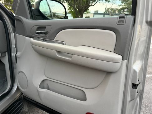 Used 2008 Chevrolet Suburban 4WD image 13