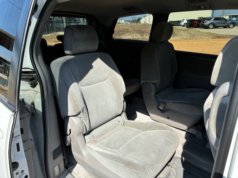 Used 2007 Toyota Sienna LE Minivan 4D FWD image 13
