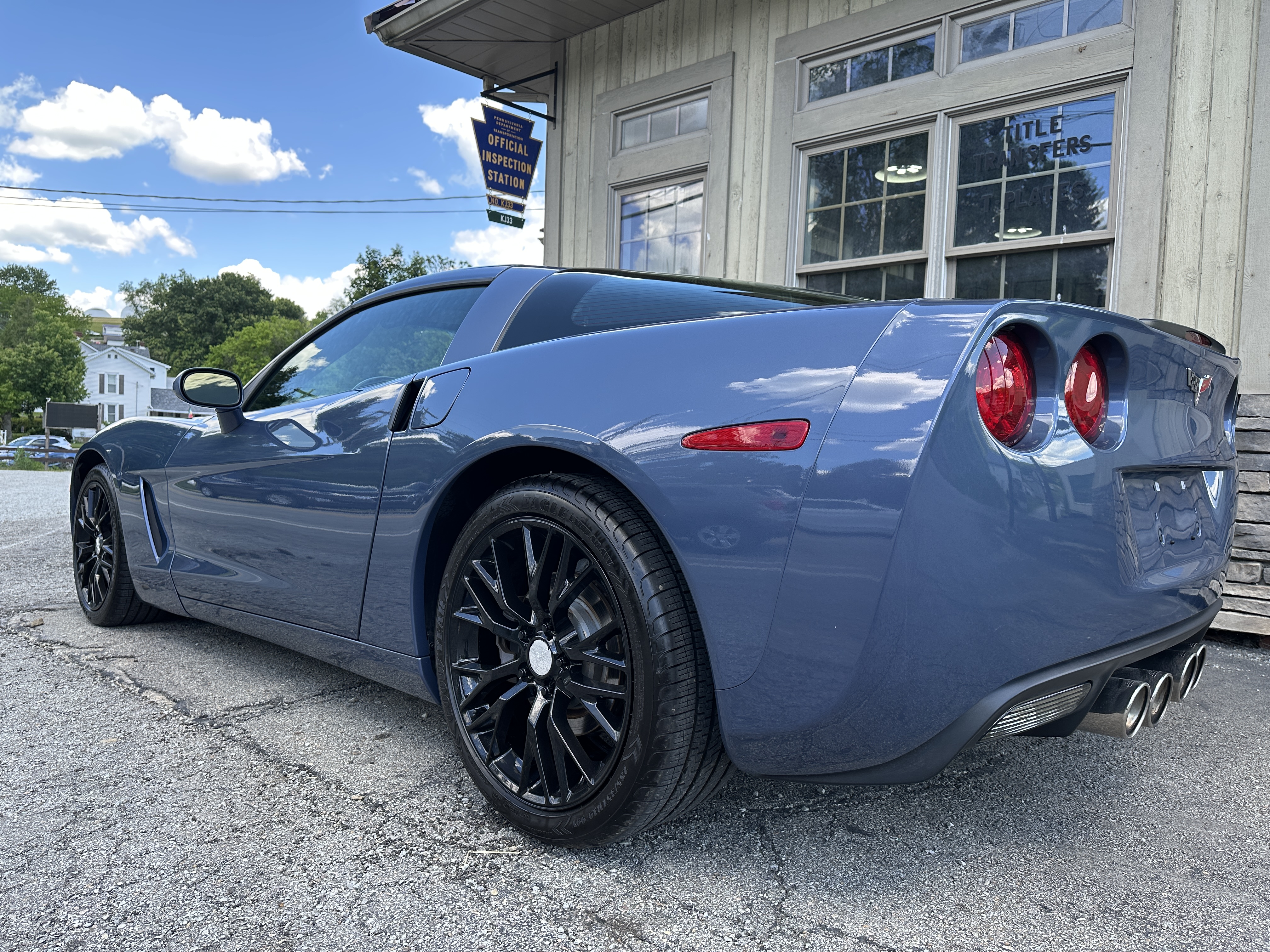 Used 2011 Chevrolet Corvette Coupe w/ 2LT RWD image 3