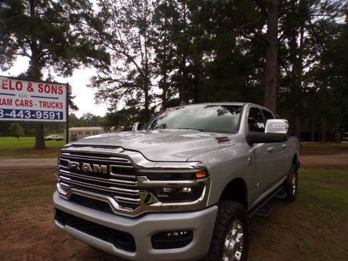 Used 2026 RAM 2500 4x4 Crew Cab Laramie image 2