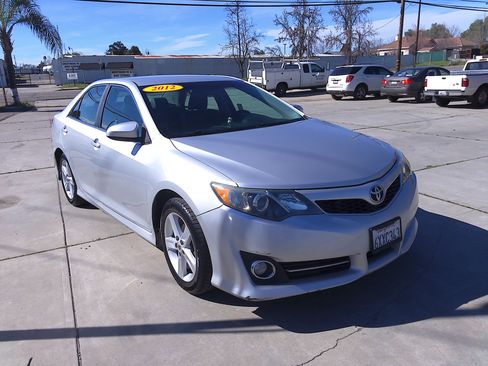 Used 2012 Toyota Camry SE image 1