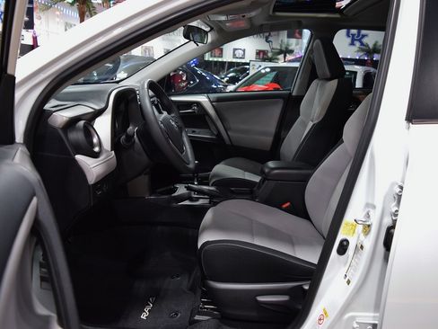 Used 2017 Toyota RAV4 XLE FWD image 18