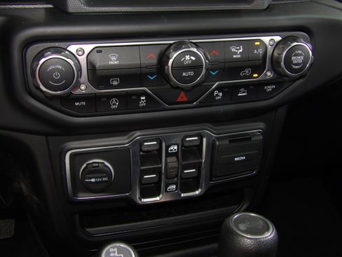 Used 2021 Jeep Wrangler 4WD Unlimited Sahara image 5