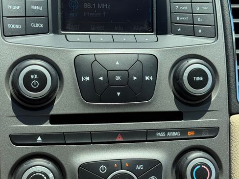 Used 2017 Ford Taurus SE image 13