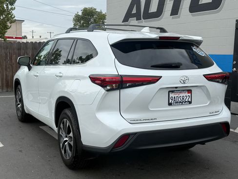 Used 2022 Toyota Highlander XLE image 4