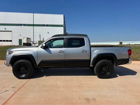 Used 2016 Toyota Tacoma TRD Off-Road image 6