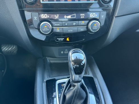 Used 2018 Nissan Rogue SV image 10