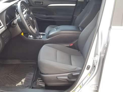 Used 2019 Toyota Highlander AWD V6 image 24