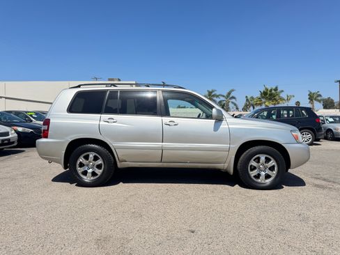 Used 2005 Toyota Highlander 2WD V6 w/ 3rd Row image 10