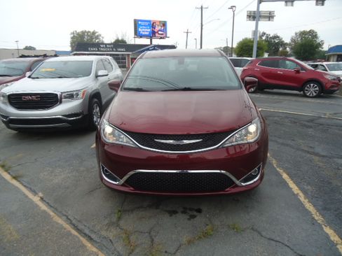 Used 2019 Chrysler Pacifica Touring Plus FWD image 11