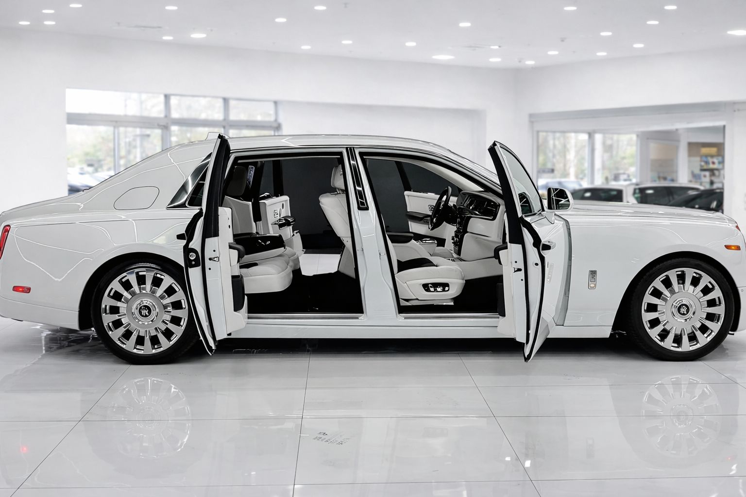Used 2018 Rolls-Royce Phantom Sedan RWD image 2