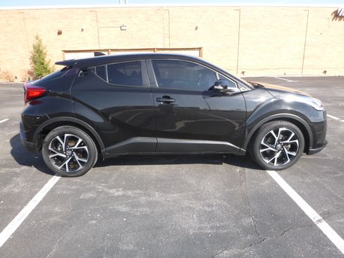 Used 2021 Toyota C-HR XLE image 5