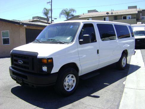 Used 2013 Ford E-350 and Econoline 350 Extended Wagon Super Duty RWD image 4