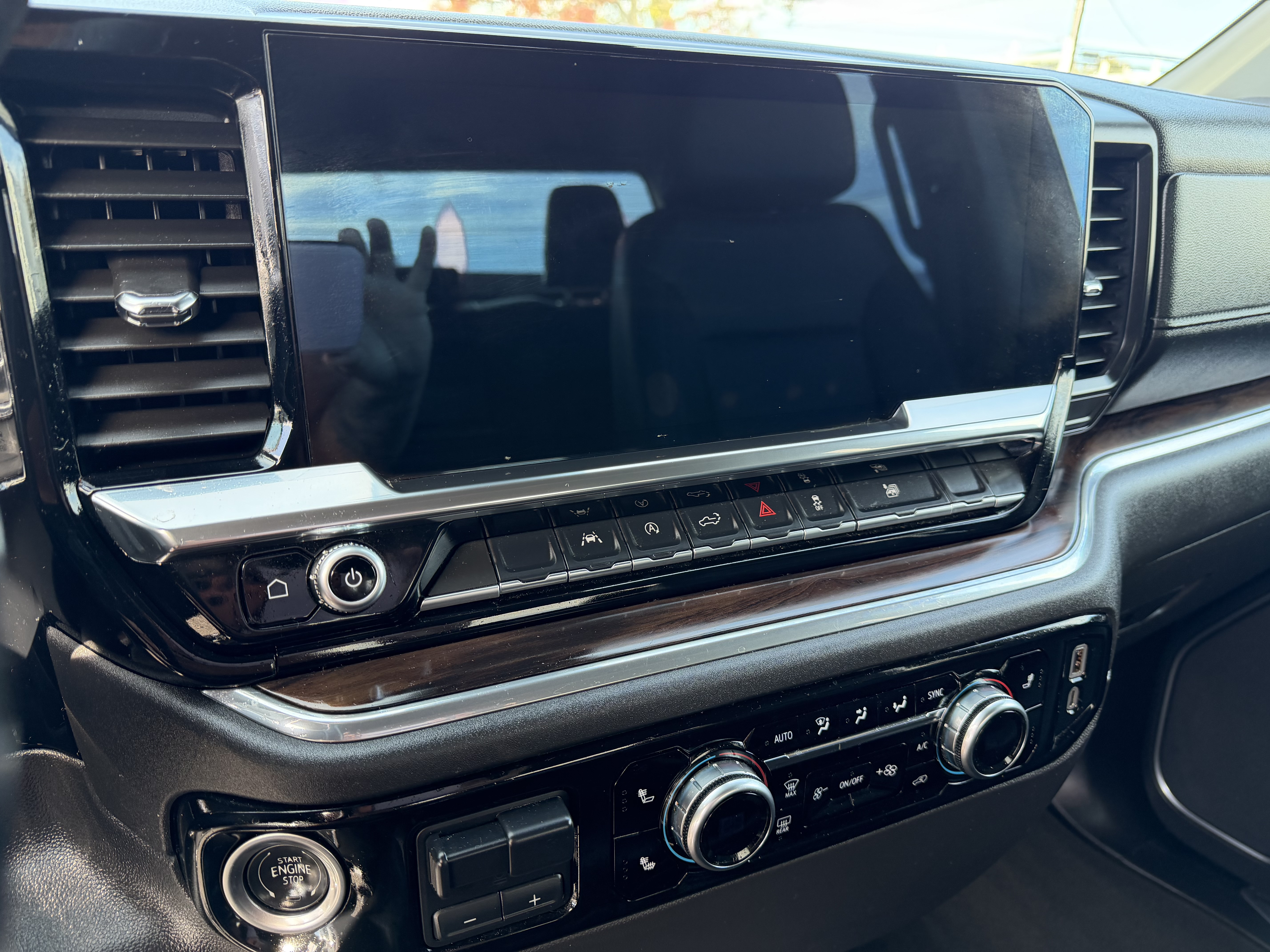 Used 2025 GMC Sierra 1500 2WD Crew Cab SLT image 16