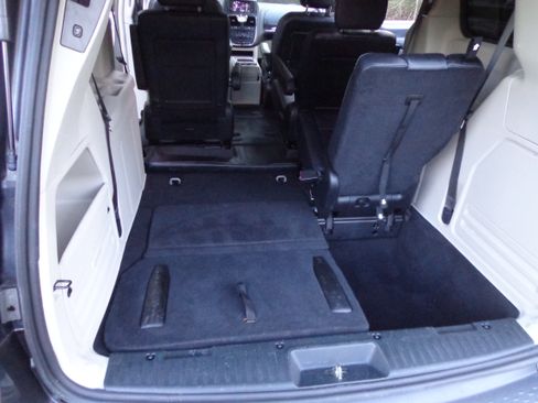 Used 2016 Chrysler Town & Country Touring image 19