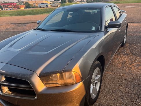 Used 2012 Dodge Charger SE RWD image 2
