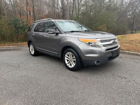 Used 2014 Ford Explorer XLT image 3